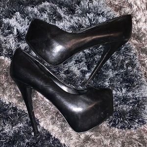 Steve Madden platform heels size 6.5 but fit 7